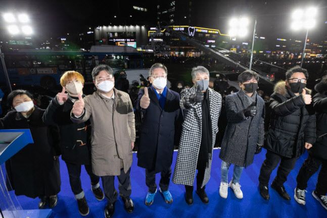 이재명 더불어민주당 대선 후보가 지난 16일 저녁 서울 송파구 잠실새내역 앞에서 열린 집중유세에서 가수 이은미 등 찬조연설에 나선 대중문화인들과 함께 포즈를 취하고 있다.(사진=뉴스1)