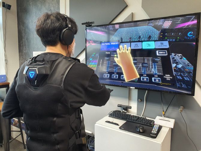 음악 프로그램을 통해서도 다양한 음을 햅틱조끼내 진동을 통해 느낄 수도 있다. (사진=김정유 기자)