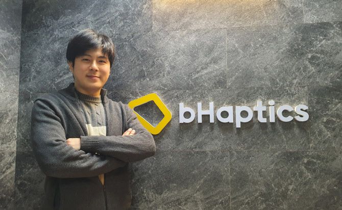 곽기욱 비햅틱스 대표가 자신의 사무실 앞에서 포즈를 취하고 있다. (사진=김정유 기자)