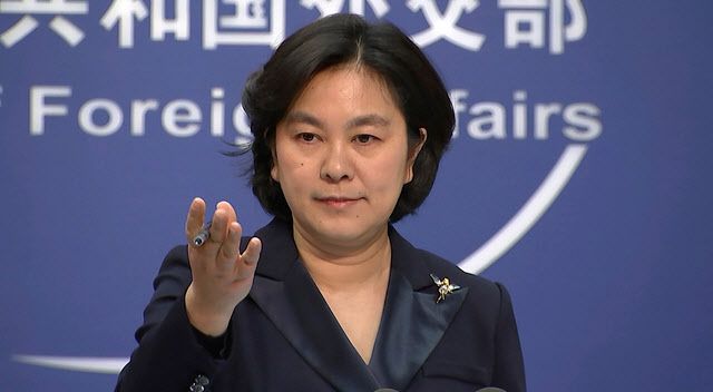 지난 20일 중국 베이징 외교부에서 화춘잉 대변인이 기자회견을 가지고 있다.(사진=베이징=AP/뉴시스)