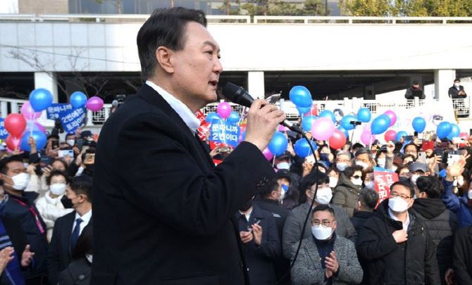 윤석열 국민의힘 대선후보가 1일 오후 서울 서초구 서울중앙지검 서문 앞에서 열린 ‘보수와 진보 진영통합 윤석열 후보 지지선언’에 참석해 발언하고 있다.(사진=국회사진기자단)
