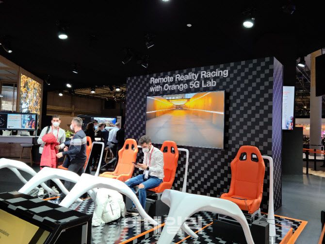 2월 28일(현지시각) 스페인 바르셀로나에서 개막한 ‘MWC 22’에서 오렌지는 5G 기반 가상 레이싱 체험 데모를 부스 한 가운데 설치했다. 사진=노재웅 기자