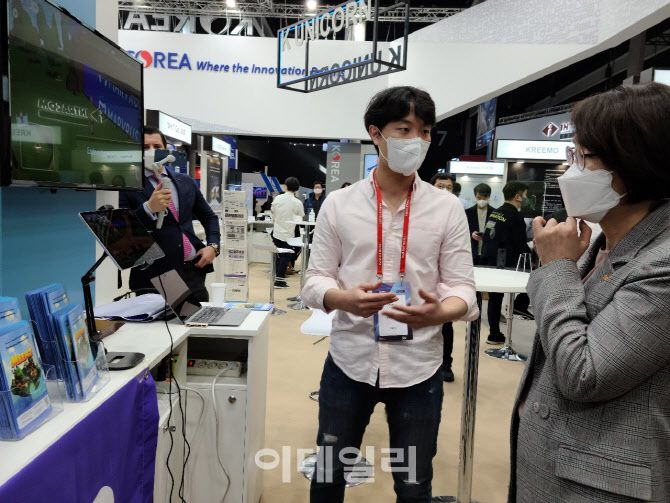 임혜숙 과학기술정보통신부 장관이 28일(현지시각) 스페인 바르셀로나에서 개막한 ‘MWC 22’에 부스를 차린 메타버스 스타트업 마블러스에 방문해 서비스 설명을 경청하고 있다. 사진=노재웅 기자