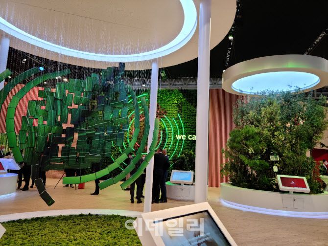 2월 28일(현지시각) 스페인 바르셀로나에서 개막한 ‘MWC 22’에서 보다폰은 친환경 콘셉트로 부스를 꾸몄다. 사진=노재웅 기자