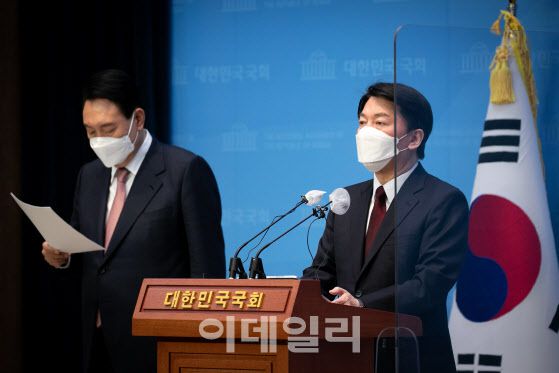 안철수 국민의당 대선후보와 윤석열 국민의힘 대선후보가 3일 새벽 후보 단일화에 극적으로 합의하면서 이날 오전 서울 여의도 소통관에서 공동 기자회견을 열고 합의문을 발표하고 있다. (사진=방인권 기자)