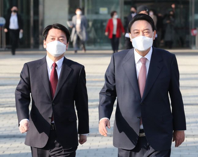 윤석열(오른쪽) 국민의힘 대선 후보와 안철수 국민의당 대선 후보가 3일 오전 국회 소통관에서 단일화 기자회견을 마친 뒤 함께 걸어가고 있다. (사진=연합뉴스)