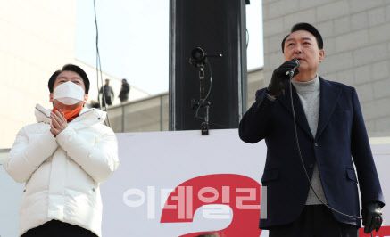 윤석열 국민의힘 대선 후보가 7일 오전 경기도 하남시 스타필드하남 앞 광장에서 열린 ‘시민이 행복한 나라, 시민이 주인 되는 나라’ 경기 하남 유세에서 시민들에게 지지를 호소하고 있다. (사진=노진환 기자)