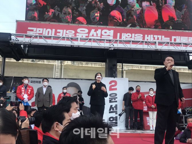 8일 부산에서 연설하는 윤석열 국민의힘 대선 후보. 하태경 국민의힘 의원과 안철수 국민의당 대표가 함께 서 있다.(사진=김보겸 기자)