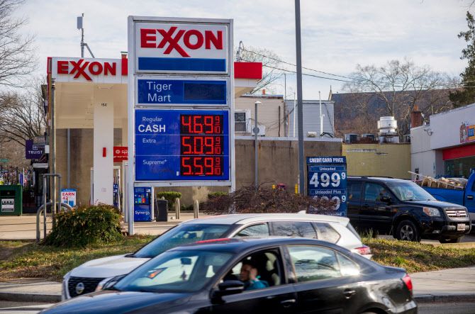 8일(현지시간) 미국 워싱턴DC의 한 주유소에 휘발유 가격이 표시돼 있다. (사진=AFP 제공)