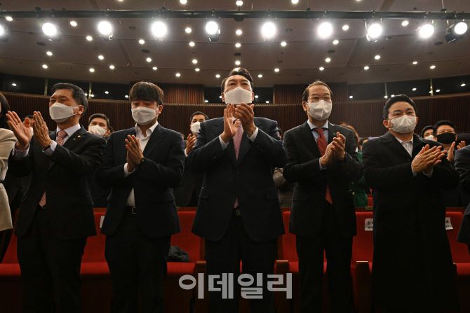 윤석열 제20대 대통령 당선인이 10일 오후 서울 여의도 국회도서관 대강당에서 열린 국민의힘 선대본부 해단식을 마친 후 박수를 치고 있다. 김기현 원내대표(왼쪽부터), 이준석 대표, 윤 당선인, 권영세 선대본부장, 원희룡 정책본부장. (사진=이영훈 기자)