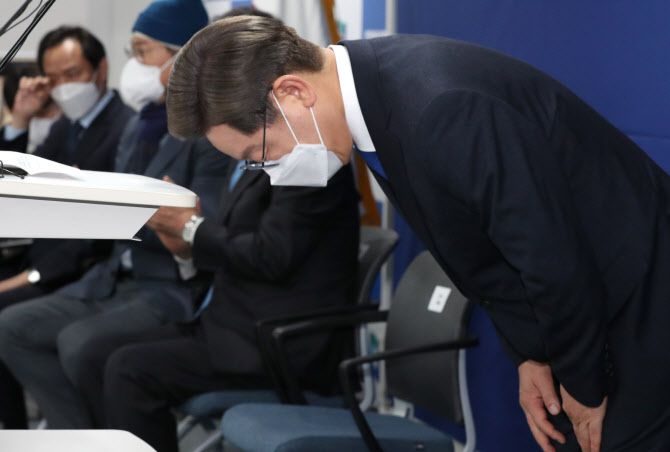 대선에서 패배한 더불어민주당 이재명 후보가 10일 오후 서울 여의도 중앙당사에서 열린 선대위 해단식에서 고개를 숙여 인사하고 있다.(사진=연합뉴스)