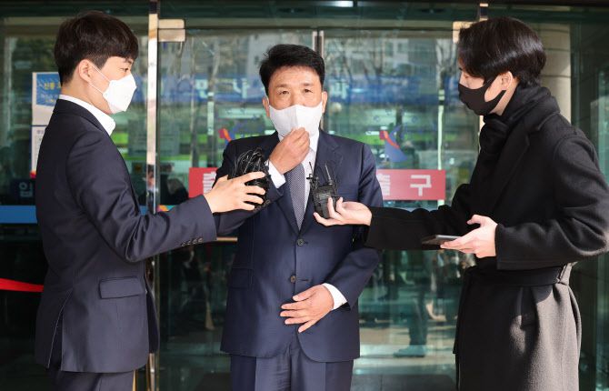 하나은행 신입사원 채용에 영향력을 행사해 특정 지원자가 합격하도록 한 혐의로 4년 가까이 재판을 받아온 함영주 하나금융그룹 부회장(전 하나은행장)이 지난 11일 오후 1심에서 무죄를 선고받고 서울서부지법을 나서며 취재진의 질문을 받고 있다. (사진= 연합뉴스)