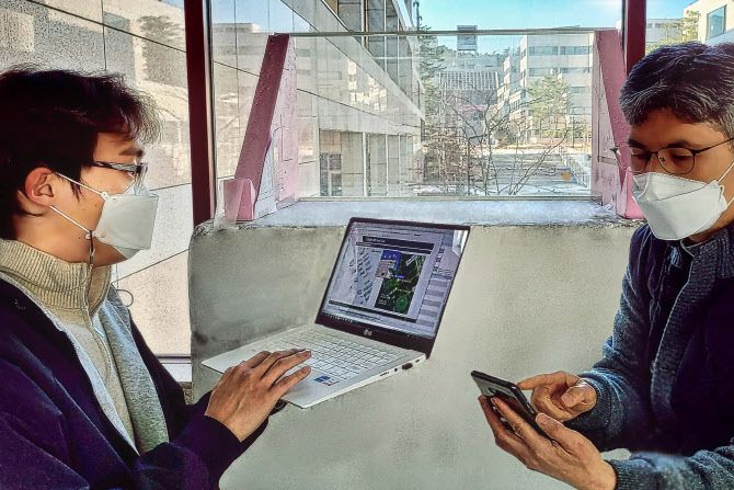 LG유플러스는 6G 이동통신의 핵심 안테나 기술 인 ‘재구성가능한 지능형 표면(RIS, Reconfigurable Intelligent Surface)’ 기술 검증을 진행한다고 15일 밝혔다. 사진은 LG유플러스 직원들이 RIS가 장착된 유리창 앞에서 통신품질을 점검하고 있는 모습.