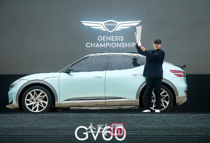 2021시즌 KPGA 코리안투어 최다 상금으로 펼쳐진 제니시스 챔피언십에서 우승한 이재경이 트로피를 들어 올리고 있다. (사진=이데일리DB)