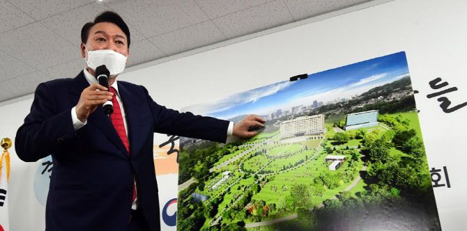 윤석열 대통령 당선인이 20일 오전 서울 종로구 삼청동 대통령직인수위원회 회견장에서 대통령실 용산 이전과 관련해 기자회견을 하고 있다.(사진=국회사진기자단)