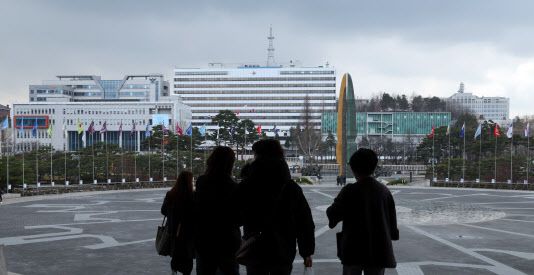 20일 용산 전쟁기념관에서 시민들이 국방부를 보고 있다. 이날 윤석열 대통령 당선인은 청와대 집무실을 용산 국방부로 이전한다고 발표했다. (사진=연합뉴스)