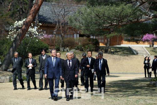 문재인 대통령이 2019년 4월 3일 청와대 본관 인왕실에서 경제계 원로와의 오찬간담회를 마친후 경내를 산책하고 있다. (사진=청와대)