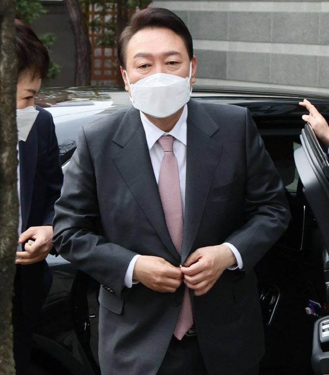 윤석열 대통령 당선인이 23일 오전 서울 종로구 통의동 집무실로 출근하고 있다.(사진=연합뉴스)