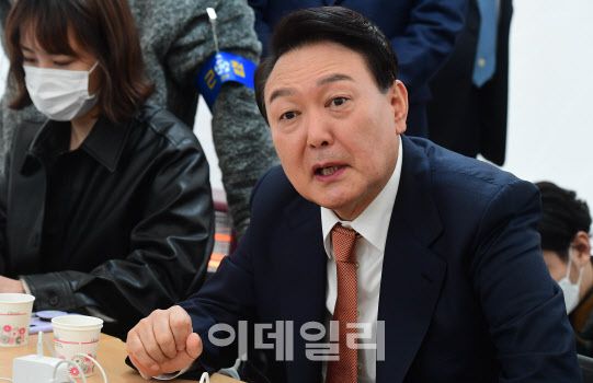 윤석열 대통령 당선인이 24일 서울 종로구 통의동 인수위 천막 기자실을 방문해 기자들의 질문에 답하고 있다. (사진=국회사진취재단)