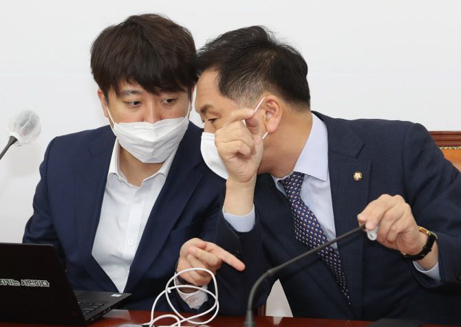 이준석 국민의힘 대표와 김기현 원내대표가 24일 오전 국회에서 열린 최고위원회의에서 대화하고 있다. (사진=연합뉴스)