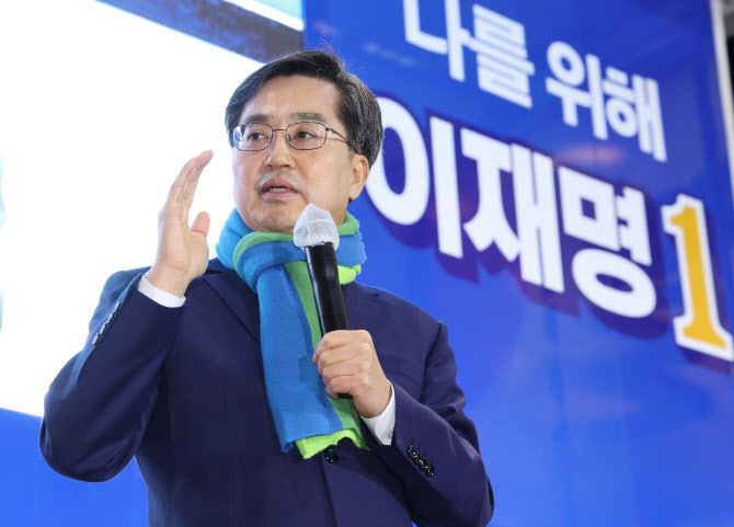 김동연 새로운물결 대표가 7일 충북 청주시 성안길에서 열린 더불어민주당 이재명 대선후보의 ‘대한민국의 심장 충북, 이재명과 다시 뜁시다!’ 청주 유세에서 지원유세를 하고 있다. (사진=연합뉴스)