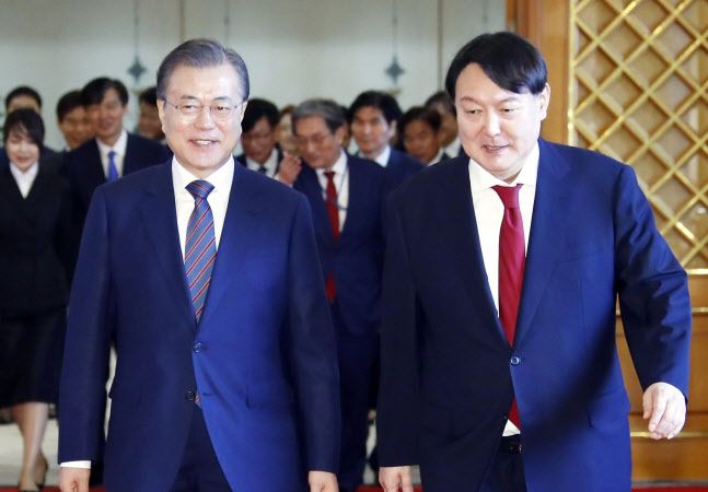 2019년 7월 25일 문재인 대통령이 당시 신임 검찰총장이던 윤석열 대통령 당선인에게 임명장을 수여한 뒤 간담회장으로 향하는 모습 (사진=연합뉴스)