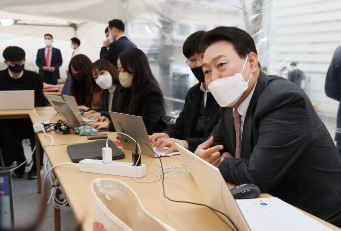윤석열 대통령 당선인이 23일 오전 서울 종로구 통의동 집무실 앞에 설치된 프레스다방을 찾아 차를 마시며 취재진과 대화하고 있다. (사진=연합뉴스)