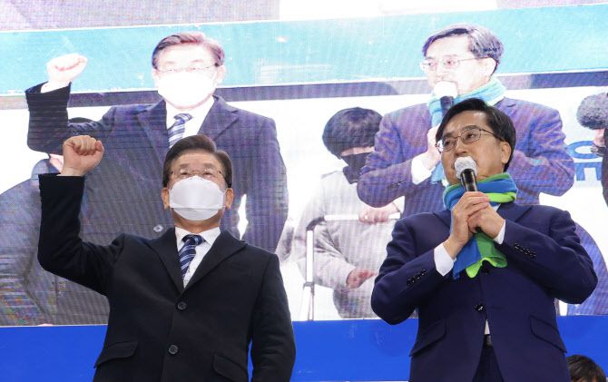 새로운물결 김동연 대표가 7일 충북 청주시 성안길에서 열린 더불어민주당 이재명 대선후보의 ‘대한민국의 심장 충북, 이재명과 다시 뜁시다!’ 청주 유세에서 지원유세를 하고 있다. (사진= 연합뉴스)