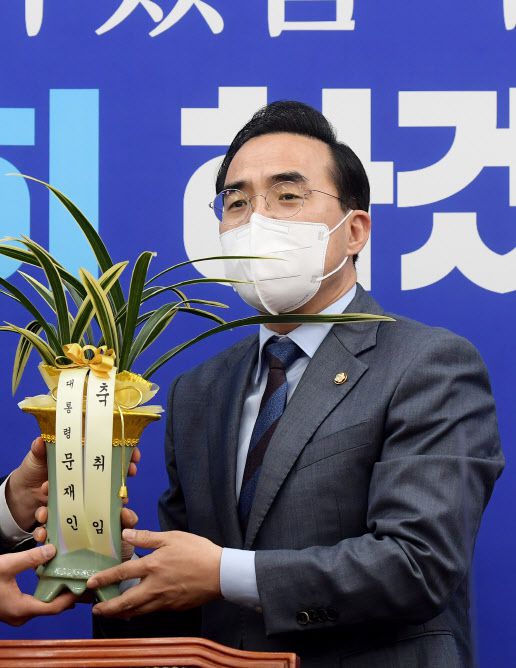 박홍근 더불어민주당 신임 원내대표가 25일 서울 여의도 국회 원내대표 회의실에서 김한규 대통령비서실 정무비서관에게 문재인 대통령의 축하 난을 전달받고 있다.(사진=연합뉴스)