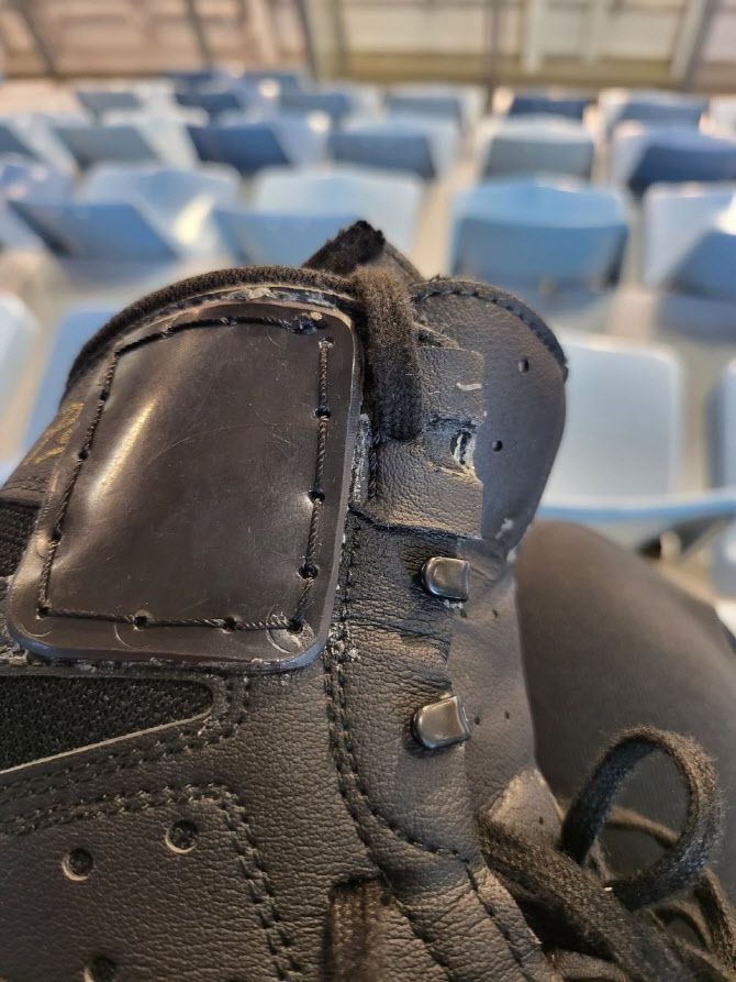 발목 부분이 완전히 부러져 플라스틱으로 긴급 수선한 차준환의 스케이트 부츠. 사진=브라보앤뉴