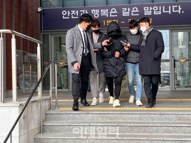 강남 일대 아파트를 돌며 2억원이 넘는 금품을 훔친 김모씨가 25일 서울 강남경찰서에서 송치되고 있다. (사진=권효중 기자)