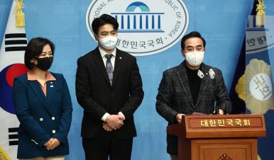 박홍근 더불어민주당 원내대표가 27일 오후 국회 소통관에서 원내대표단 대변인단 인선을 발표하고 있다. 왼쪽부터 원내대변인으로 임명된 이수진ㆍ오영환 의원, 박 원내대표. (사진=연합뉴스)