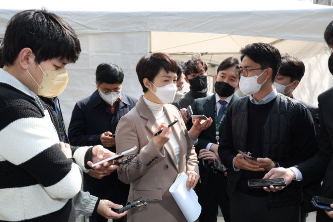 김은혜 제20대 대통령 당선인 대변인이 27일 오전 문재인 대통령과 윤석열 당선인의 회동 관련 발표를 마친 뒤 서울 종로구 통의동 대통령직인수위원회 사무실로 들어가다 천막 기자실에 대기 중인 취재진을 만나 질문에 답하고 있다. (사진=연합뉴스)