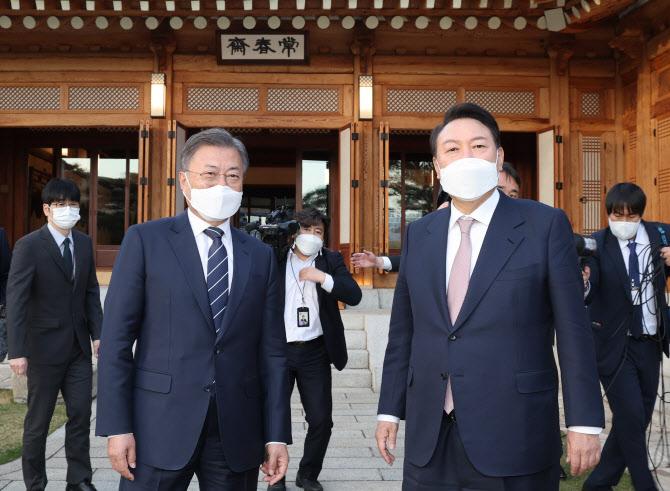 문재인 대통령과 윤석열 대통령 당선인이 28일 오후  만찬 회동을 위해 청와대 상춘재로 향하며 대화하고 있다 (사진=연합뉴스)