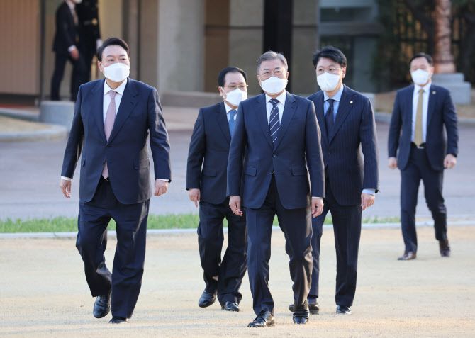 문재인 대통령과 윤석열 대통령 당선인이 28일 오후 만찬 회동을 위해 청와대 상춘재로 향하며 대화하고 있다. (사진=연합뉴스)