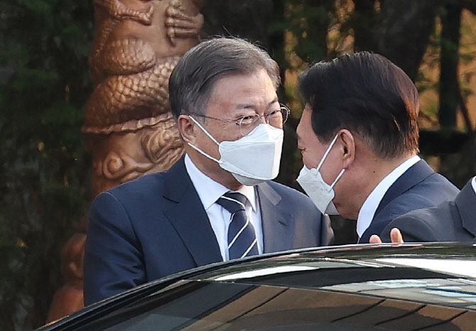 문재인 대통령이 28일 오후 청와대 상춘재에서 열린 만찬 회동에 참석하기 도착한 윤석열 대통령 당선인을 영접하고 있다 (사진=연합뉴스)