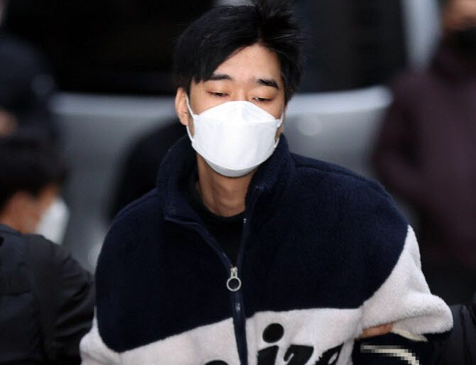 스토킹하던 여성을 살해한 김병찬이 지난해 11월 29일 검찰로 송치되기 위해 서울 남대문경찰서를 나서고 있다. (사진=연합뉴스)