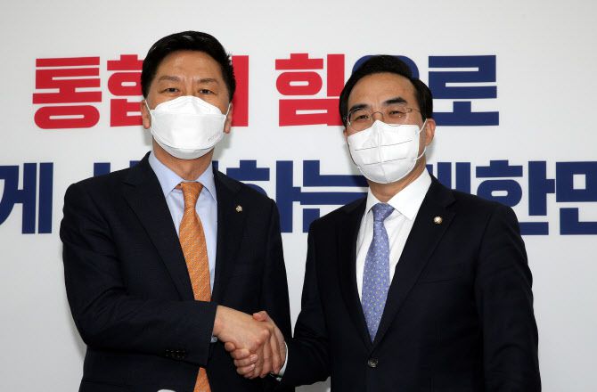 박홍근 더불어민주당 신임 원내대표(오른쪽)가 29일 오후 국회에서 국민의힘 김기현 원내대표를 예방, 악수하고 있다. (사진=연합뉴스)