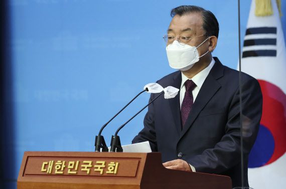 [이데일리 노진환 기자] 이정현 전 새누리당 대표가 4일 국회 소통관에서 기자회견을 열고 6.1지방선거에서 전남지사 출마를 선언을 하고 있다 .