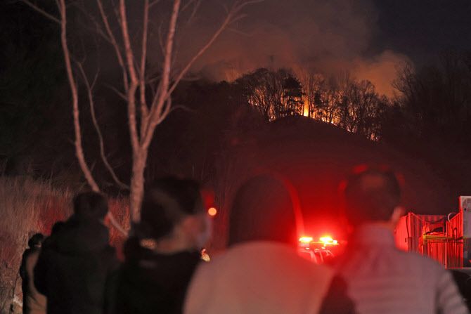 4일 밤 경기도 하남시 학암동 남한산성 자락에서 발생한 산불이 번지고 있다. (사진=연합뉴스)