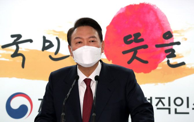 윤석열 대통령 당선인이 3일 오후 서울 통의동 대통령직 인수위원회 기자회견장에서 한덕수 전 국무총리를 새정부 초대 총리후보로 지명하고 있다. (사진=연합뉴스)