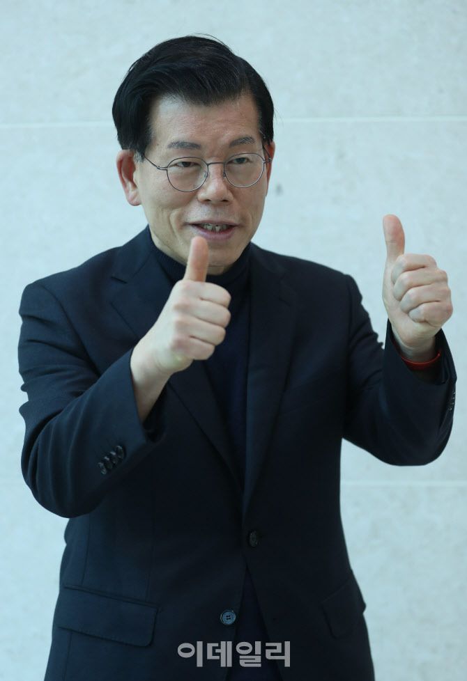 장영하 변호사가 7일 국회에서 이데일리와 인터뷰를 하고 있다.(사진=이데일리DB)