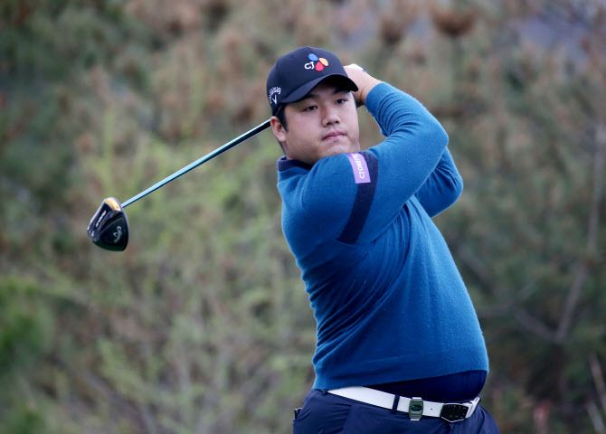 정찬민이 14일 열린 대회 1라운드에서 티 샷을 하고 있다.(사진=KPGA 제공)