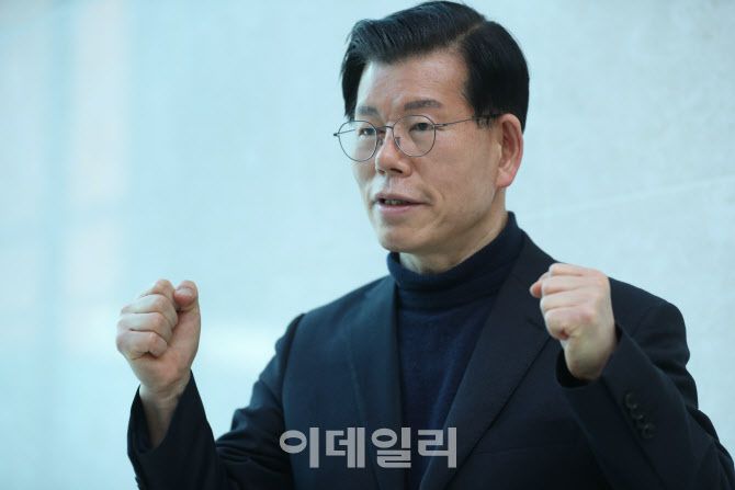 장영하 변호사가 7일 국회에서 이데일리와 인터뷰를 하고 있다.(사진=이데일리DB)