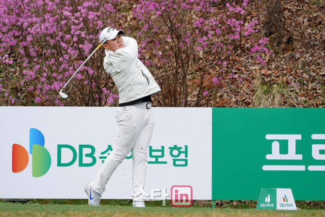 중학생 골퍼 안성현이 14일 강원도 춘천 라비에벨 컨트리클럽에서 열린 KPGA 코리안투어 DB손해보험 프로미오픈 1라운드에서 티샷을 하고 있다. (사진=KPGA)