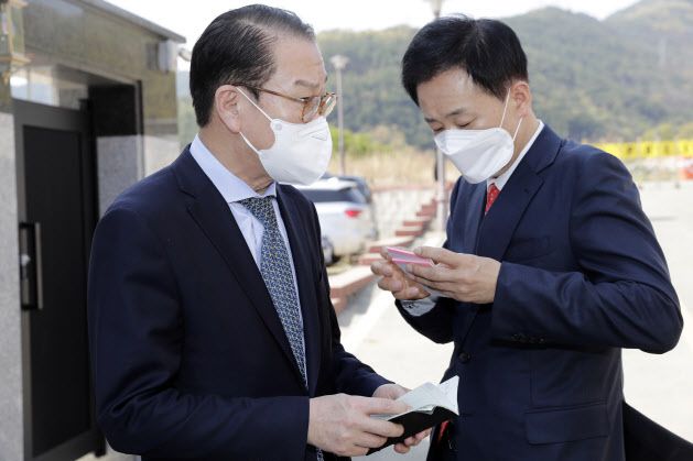 국민의힘 대구시장 예비후보인 유영하(오른쪽)변호사와 권영세 대통령직 인수위원회 부위원장이 지난 12일 오후 대구 달성군 유가읍 박근혜 전 대통령 사저 앞에서 이야기하고 있다. (사진=연합뉴스)