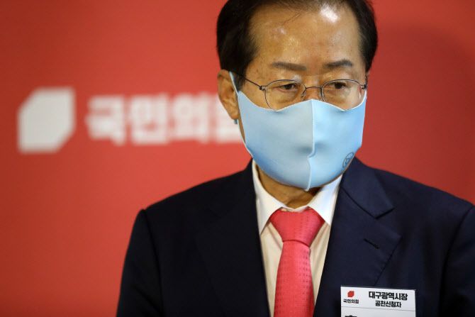 대구광역시장에 공천 신청한 홍준표 의원이 8일 오후 국회에서 열린 국민의힘 제8회 전국동시지방선거 광역단체장 공천신청자 면접을 마친 뒤 취재진의 질문에 답하고 있다.(사진=연합뉴스)