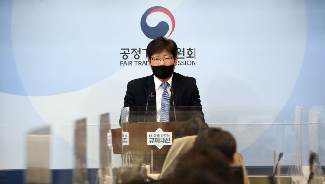 송상민 공정거래위원회 기업거래정책국장이 18일 오전 정부세종청사에서 수급사업자의 기술자료를 중국으로 유출한 삼성SDI에 대한 제재 결과를 발표하고 있다.(사진 = 뉴시스)