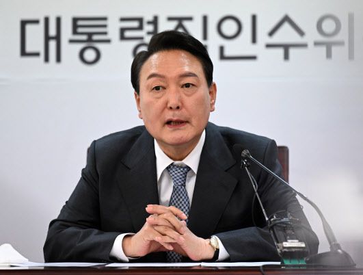 윤석열 대통령 당선인이 지난 5일 오전 서울 종로구 통의동 제20대 대통령직인수위원회에서 간사단회의를 주재하고 있다. (사진=인수위사진기자단)