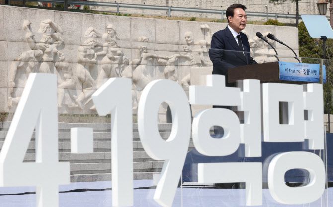 윤석열 대통령 당선인이 19일 서울 강북구 국립 4·19민주묘지에서 열린 제62주년 4·19혁명 기념식에서 기념사를 하고 있다.(사진=인수위사진기자단)